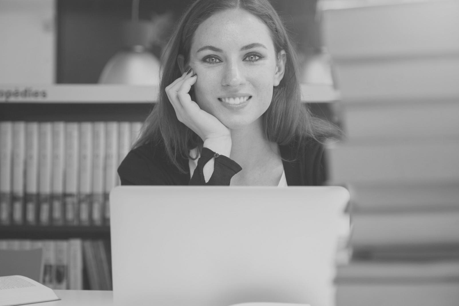 Mesa de trabajo con documentos financieros y calculadora durante sesión de planificación patrimonial