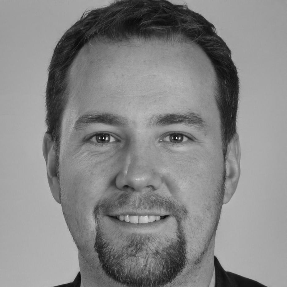 Retrato profesional de Sebastián Montero, especialista en planificación patrimonial familiar