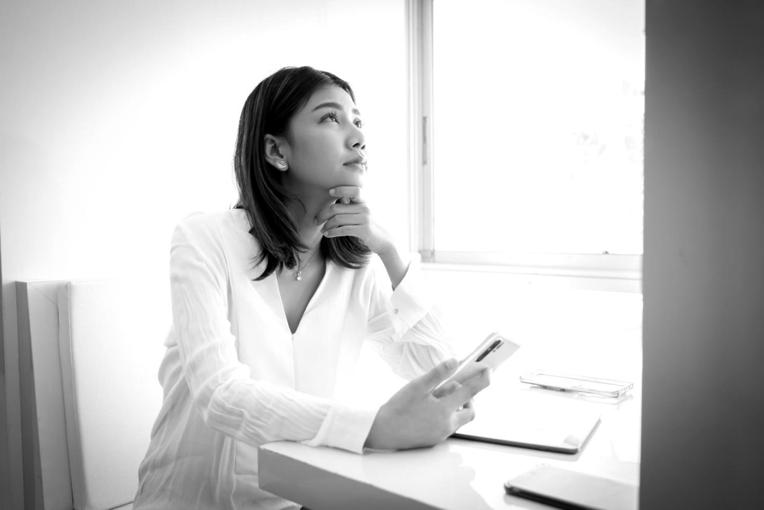 Familia empresaria planificando estrategias financieras