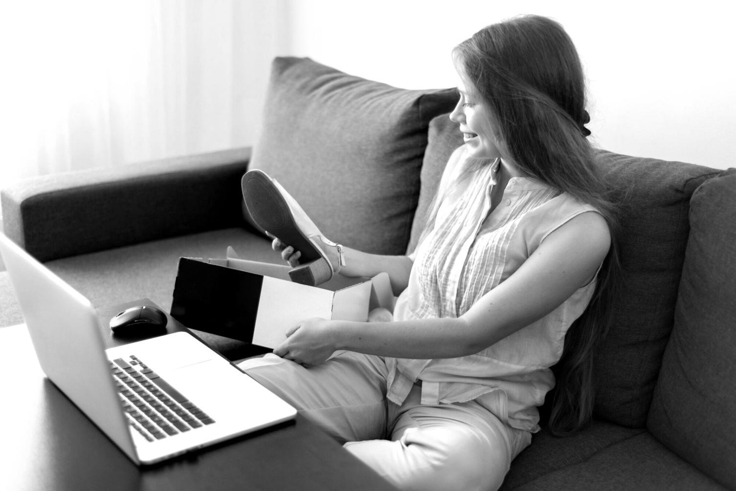 Sesión de asesoramiento financiero familiar personalizado en oficina profesional