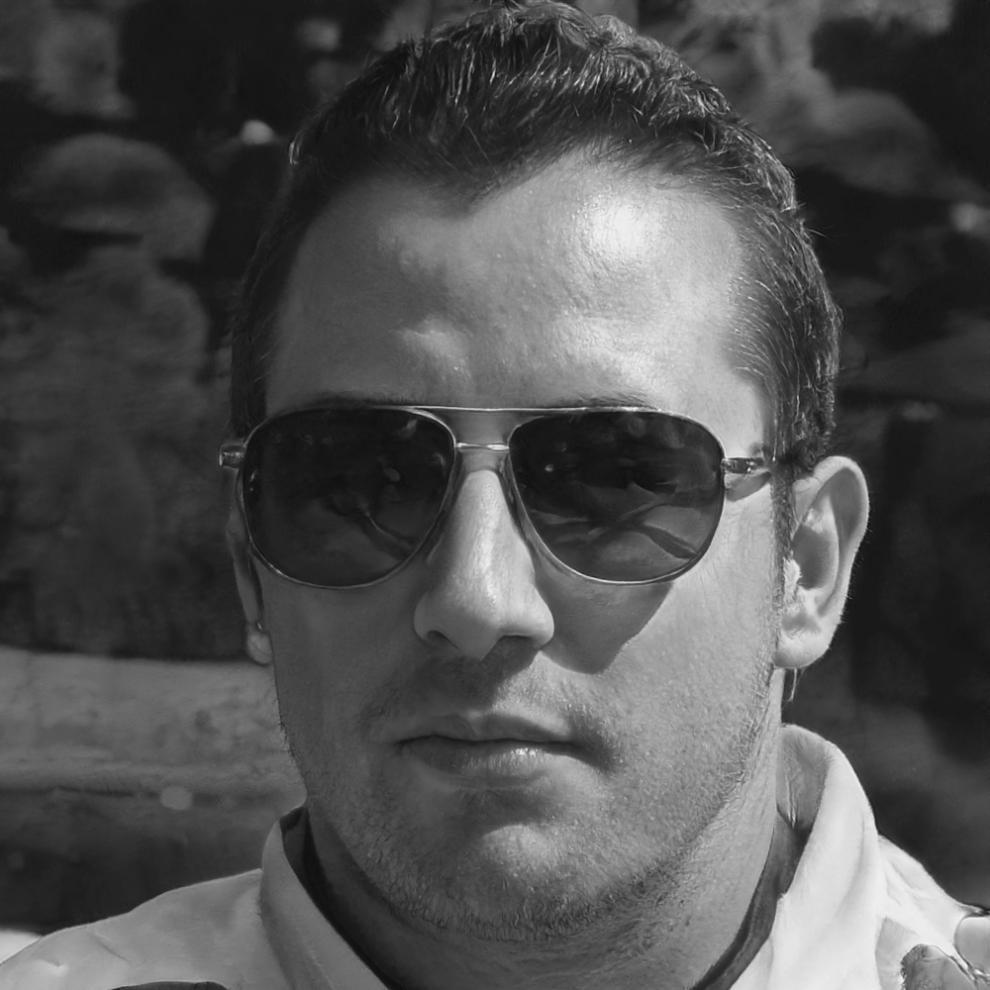 Retrato profesional de Emilio Vásquez, experto en planificación empresarial