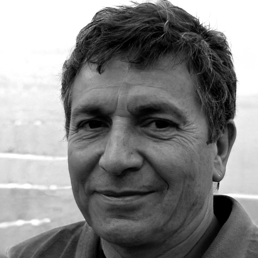 Retrato profesional de Álvaro Menéndez, especialista en finanzas familiares