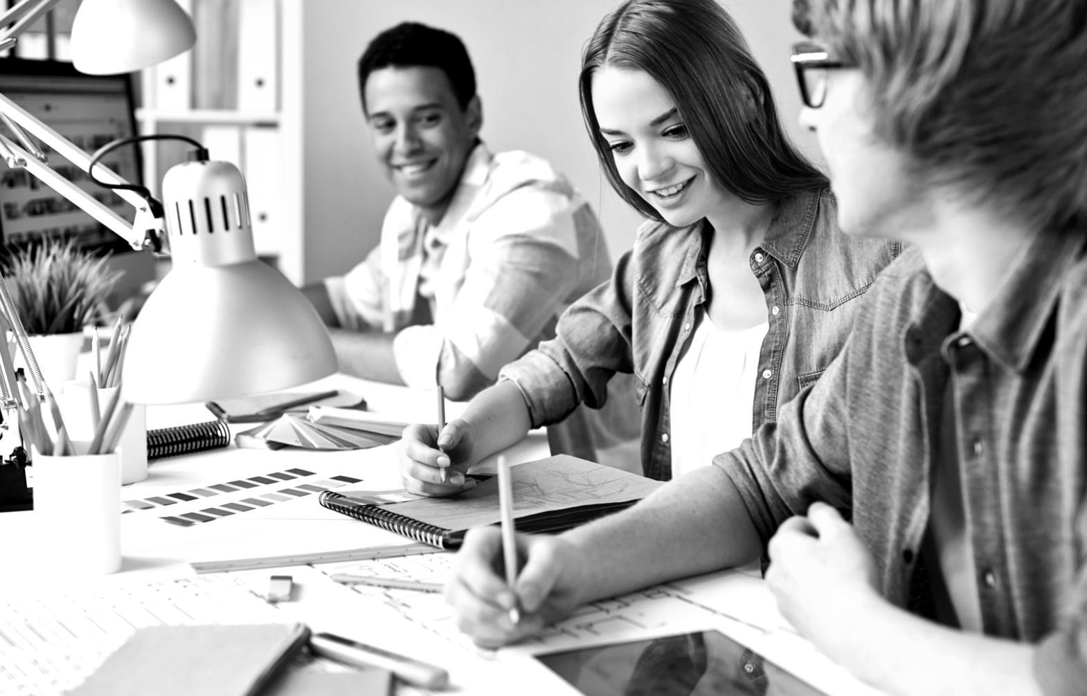 Estudiante completando documentos bancarios con asesoramiento personalizado