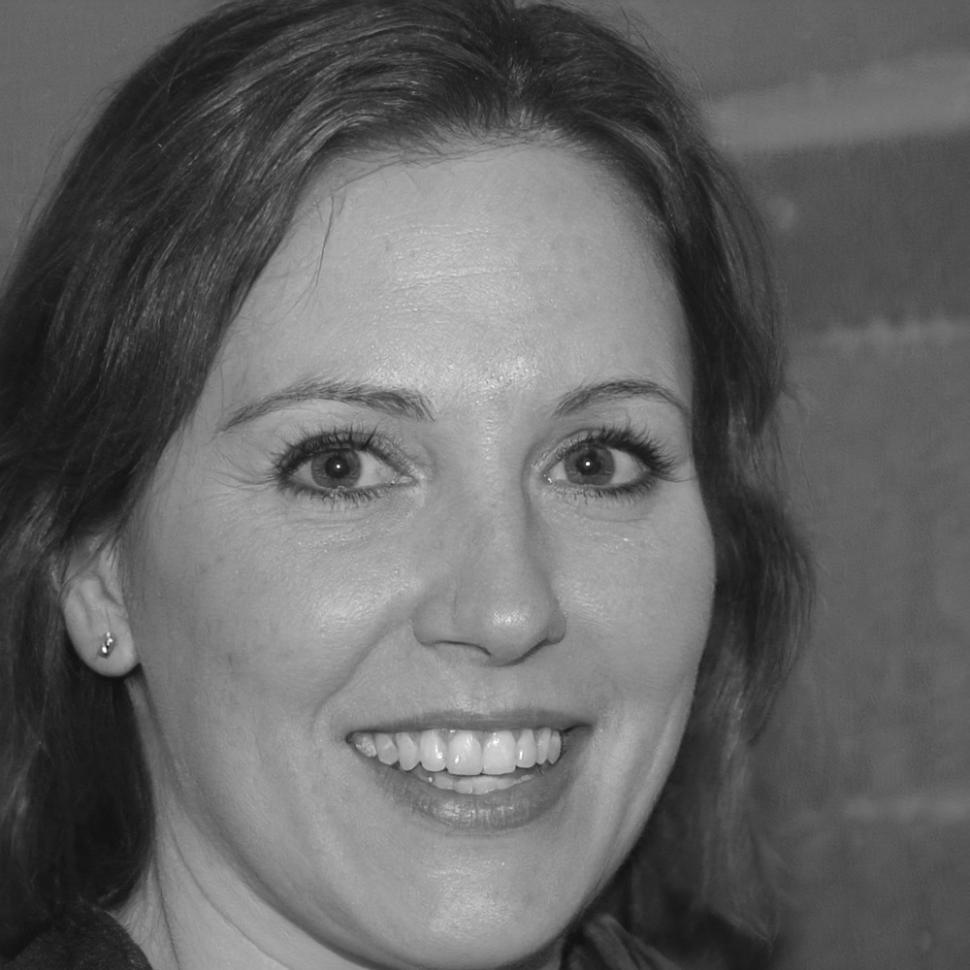 Retrato profesional de Elena Vázquez, asesora senior en finanzas familiares