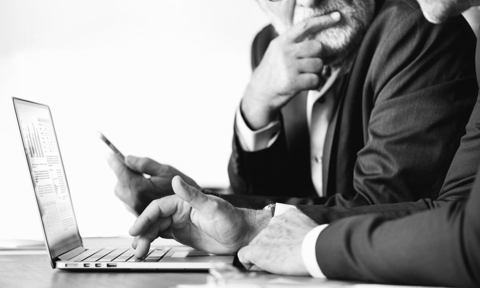 Reunión estratégica familiar sobre planificación financiera y patrimonial